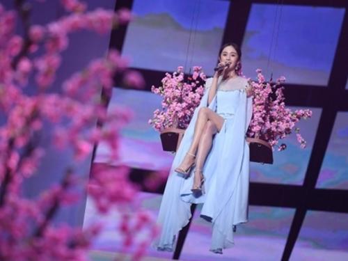 Dương Mịch triệt để khoe chân thon, xuất hiện giữa rừng hoa đào