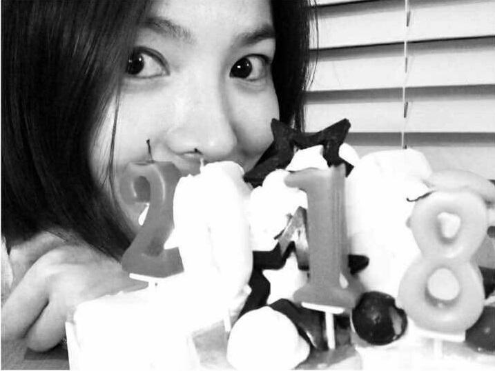 Sao Hàn 2/1: Sao nhí Kim Yoo Jung bất ngờ khoe vóc dáng đẫy đà, gợi cảm ở tuổi 18-11