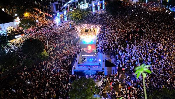 Gặp sự cố, thành viên Black Eyed Peas vẫn cháy hết mình cùng 50.000 khán giả Sài thành-1