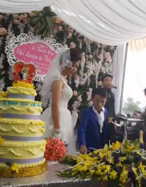 Vợ 1m65, chồng 80cm gây xôn xao trong đám cưới cuối cùng của năm 2017-2