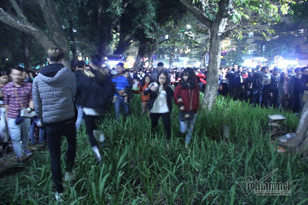 Vườn hoa hồ Gươm bị san phẳng sau đêm giao thừa-3