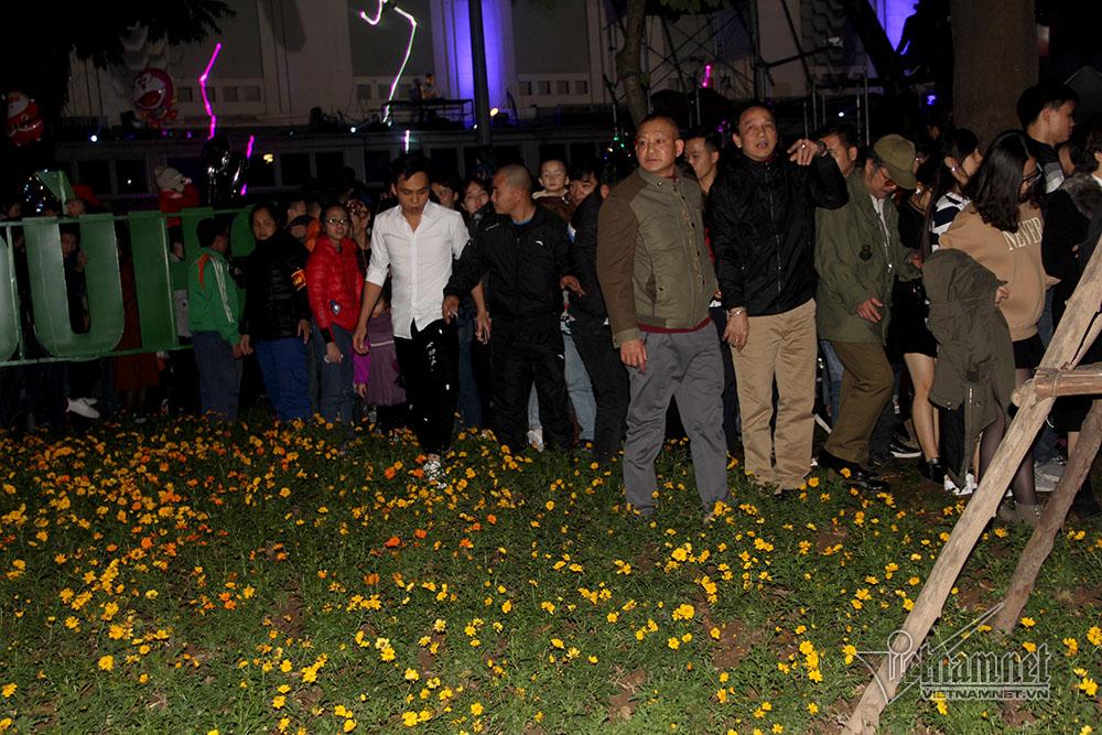 Vườn hoa hồ Gươm bị san phẳng sau đêm giao thừa-7