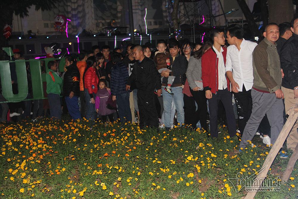 Vườn hoa hồ Gươm bị san phẳng sau đêm giao thừa-9