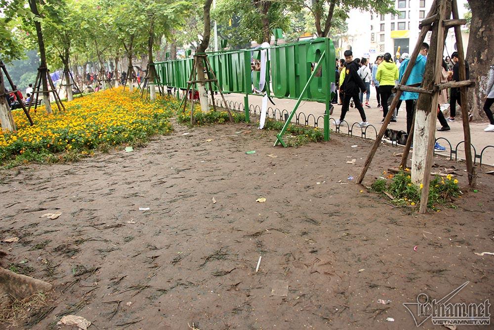 Vườn hoa hồ Gươm bị san phẳng sau đêm giao thừa-10