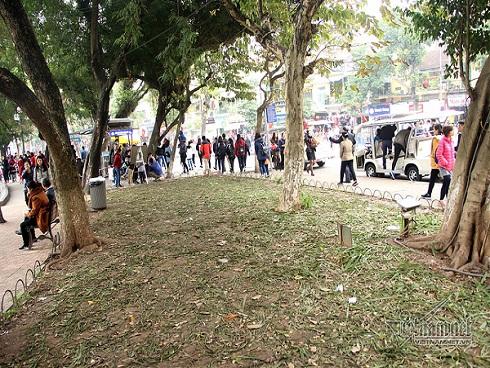 Vườn hoa hồ Gươm bị 'san phẳng' sau đêm giao thừa