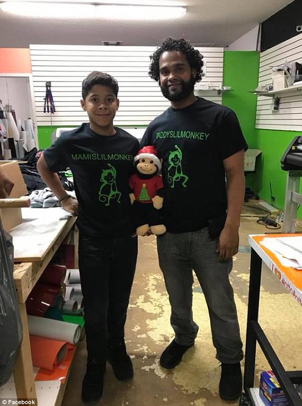 Xúc động khoảnh khắc cậu bé nhận được món quà mang giọng nói của người mẹ quá cố-3