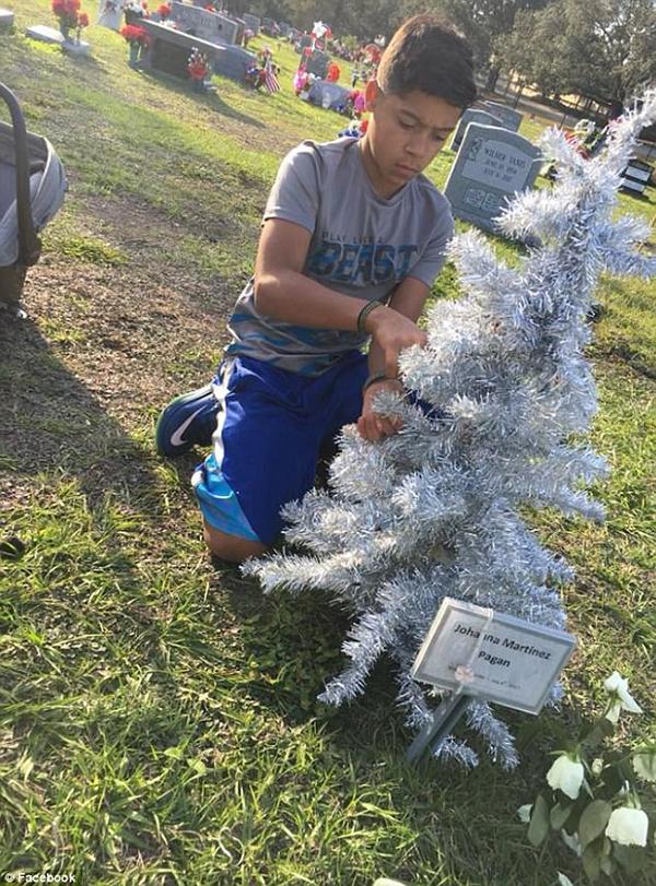 Xúc động khoảnh khắc cậu bé nhận được món quà mang giọng nói của người mẹ quá cố-4