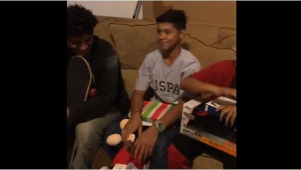 Xúc động khoảnh khắc cậu bé nhận được món quà mang giọng nói của người mẹ quá cố-1