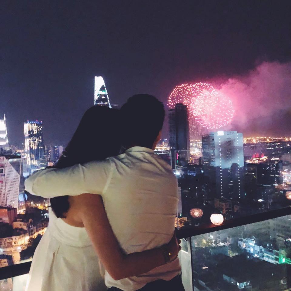 Hot girl - hot boy Việt: Phan Thành khoe ảnh ôm Xuân Thảo đêm giao thừa-1