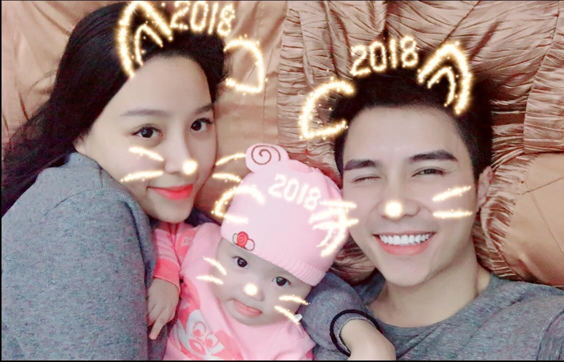 Hot girl - hot boy Việt: Phan Thành khoe ảnh ôm Xuân Thảo đêm giao thừa-9