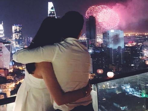 Hot girl - hot boy Việt: Phan Thành khoe ảnh ôm Xuân Thảo đêm giao thừa