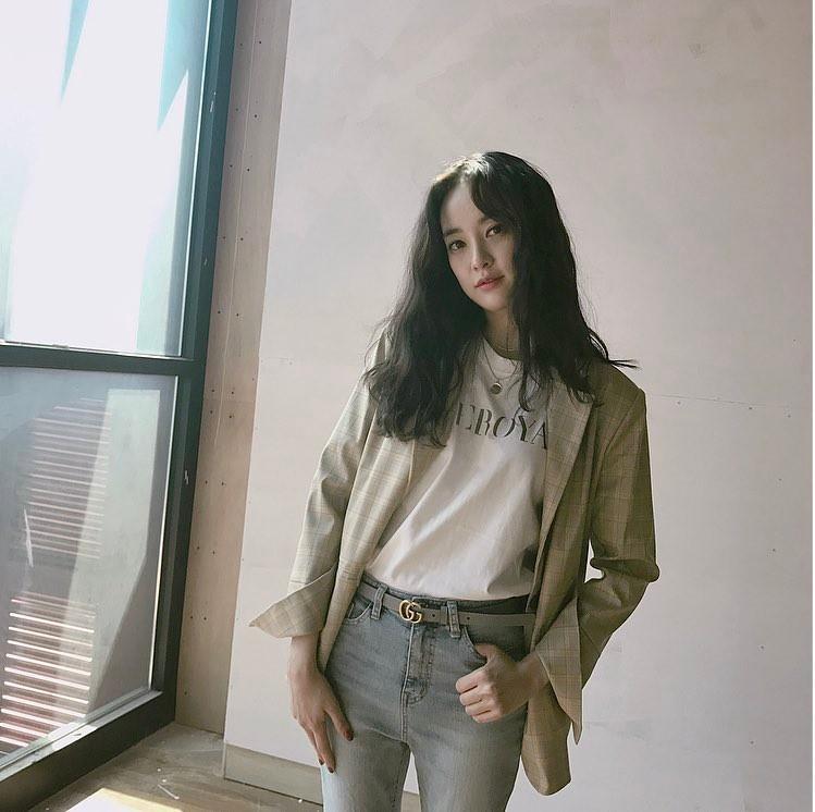 Khác hẳn vẻ nổi loạn của thủ lĩnh Big Bang, bạn gái G-Dragon chuộng style giản dị không ngờ-9