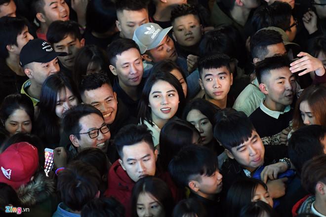 Cô gái xinh đẹp giữa biển người được tìm kiếm sau đêm giao thừa-1