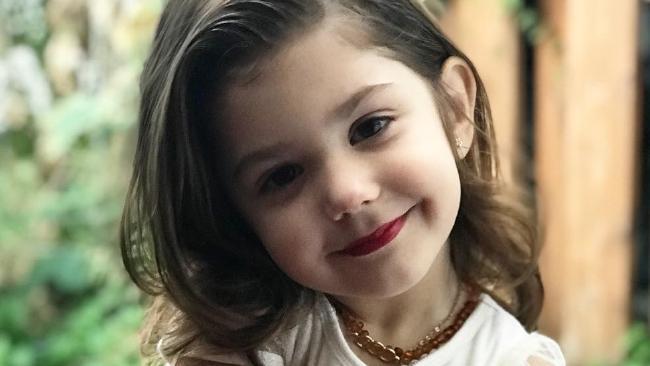 Bé gái 3 tuổi trang điểm chuyên nghiệp gây tranh cãi trên mạng xã hội-3