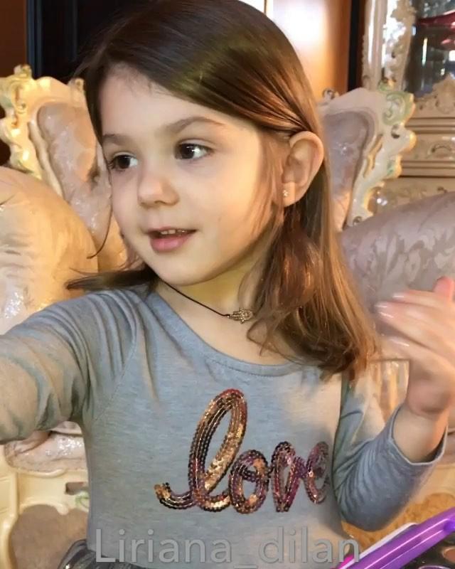 Bé gái 3 tuổi trang điểm chuyên nghiệp gây tranh cãi trên mạng xã hội-4