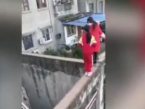 3 cô bé liều mạng đi trên bờ tường hẹp, cao gần 20 m