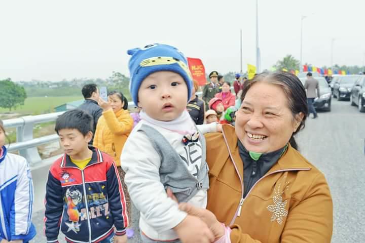 Có cầu sinh đôi, dân kéo đi xem đông chưa từng thấy-1