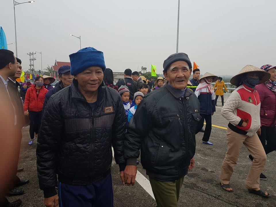 Có cầu sinh đôi, dân kéo đi xem đông chưa từng thấy-2