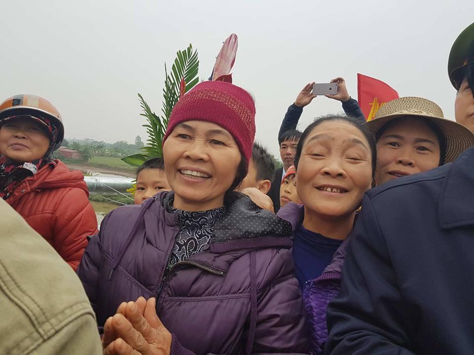 Có cầu sinh đôi, dân kéo đi xem đông chưa từng thấy-4