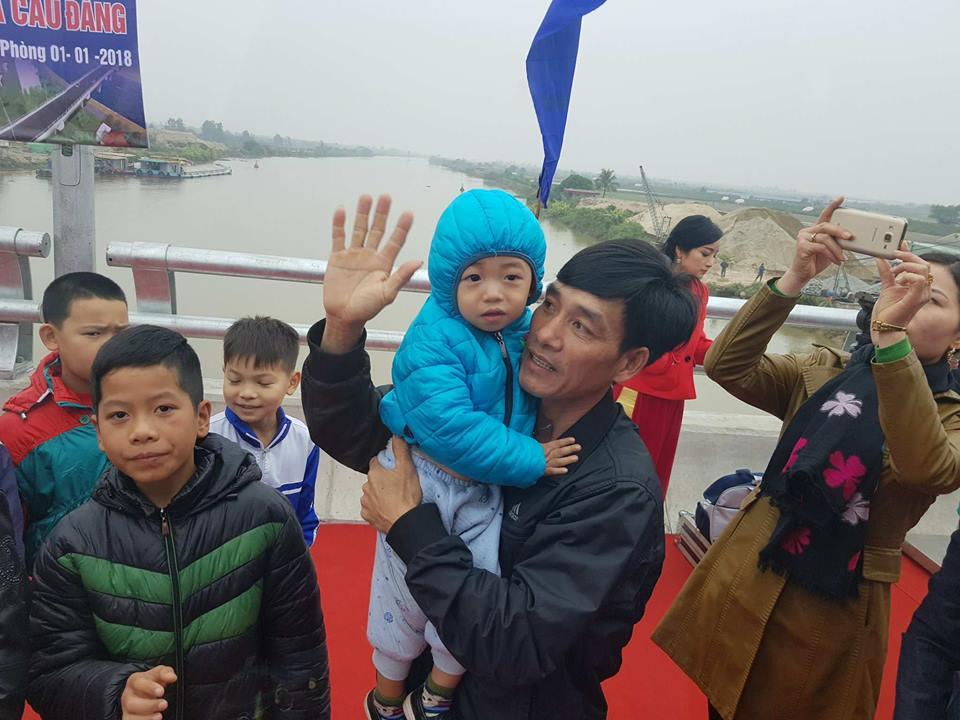 Có cầu sinh đôi, dân kéo đi xem đông chưa từng thấy-6