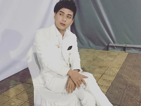 Tin sao Việt: Hồ Quang Hiếu tự nhận mình 'hơi... bê đê' trong bức ảnh bị chụp trộm