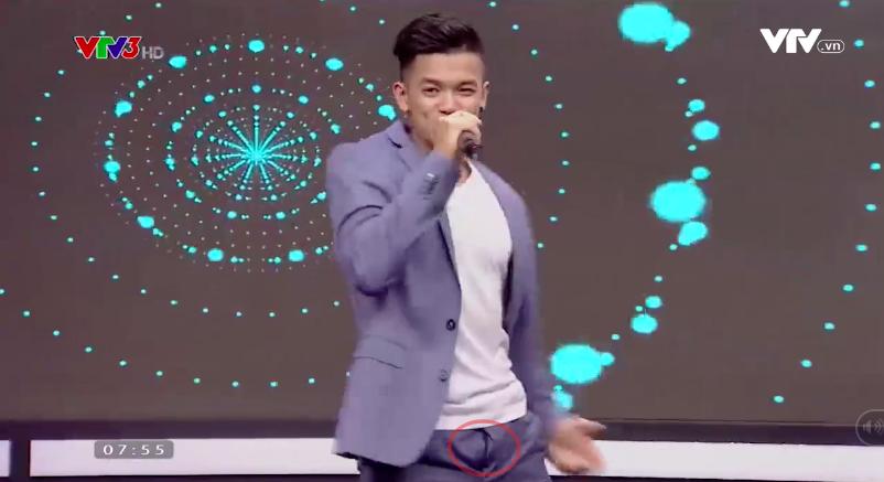 Clip: Trọng Hiếu quên... kéo khóa quần khi biểu diễn trên truyền hình gây xôn xao mạng xã hội-2