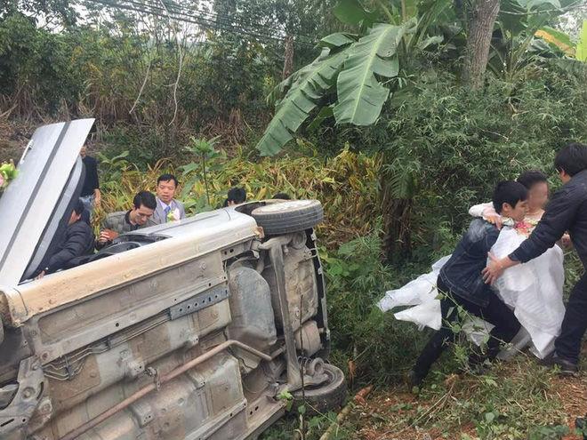 Nghệ An: Xe hoa lật trên đường đi đưa dâu, họ hàng nháo nhác cứu cô dâu chú rể bên trong-2