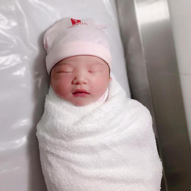 Anh trai ca sĩ Bảo Thy và vợ hot girl hạnh phúc đón công chúa đầu lòng-1