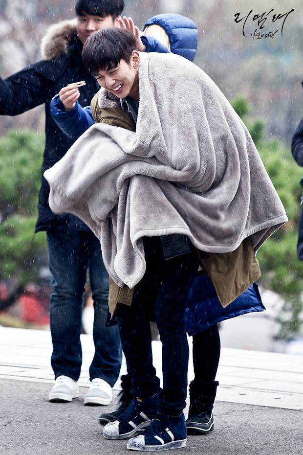 Muôn kiểu chống rét độc nhất vô nhị của sao Hoa - Hàn trên phim trường-7