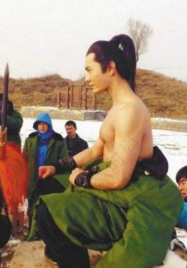 Muôn kiểu chống rét độc nhất vô nhị của sao Hoa - Hàn trên phim trường-9