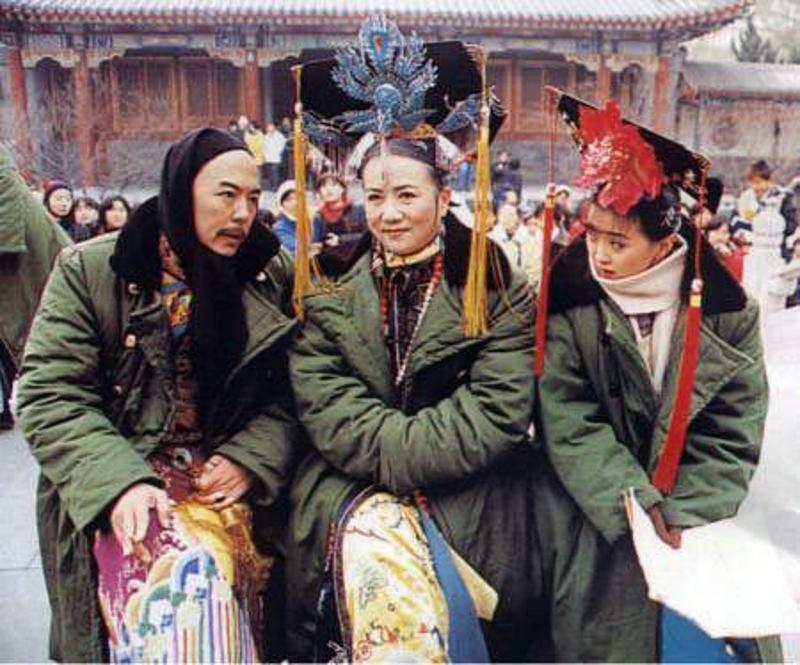 Muôn kiểu chống rét độc nhất vô nhị của sao Hoa - Hàn trên phim trường-10