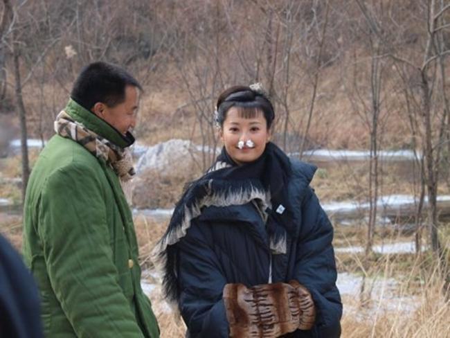 Muôn kiểu chống rét độc nhất vô nhị của sao Hoa - Hàn trên phim trường-11
