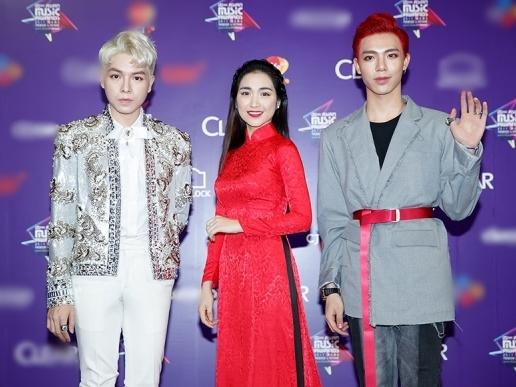 Đức Phúc 'bóc trần' sự thật về gia đình 'hoa dâm bụt' Hòa Minzy, Erik