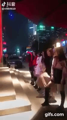 Đo chân ai dài hơn trào lưu mới đang khuấy đảo giới trẻ đầu năm 2018-1