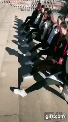 Đo chân ai dài hơn trào lưu mới đang khuấy đảo giới trẻ đầu năm 2018-2