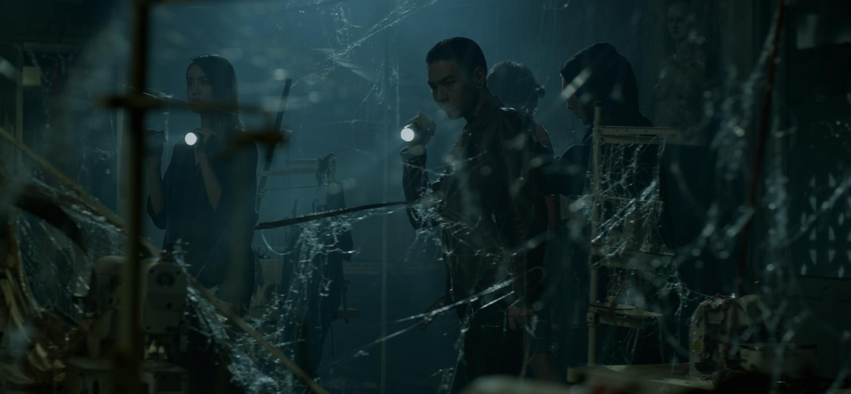 Quay clip câu view trong xưởng may ma, nhóm bạn trẻ nhận cái kết đắng-3