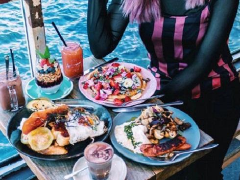 Nữ y tá 'dành cả thanh xuân' để chụp ảnh quán xá