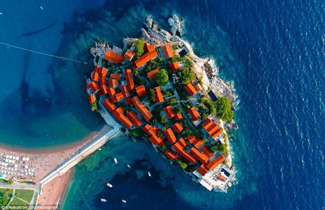 Những tòa nhà mái ngói đỏ tại khách sạn đảo 5 sao Sveti Stefan, Montenegro.