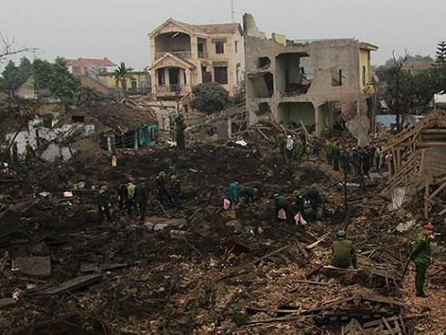 Clip cứu bé trai kẹt trong đống đổ nát vụ nổ ở Bắc Ninh-1