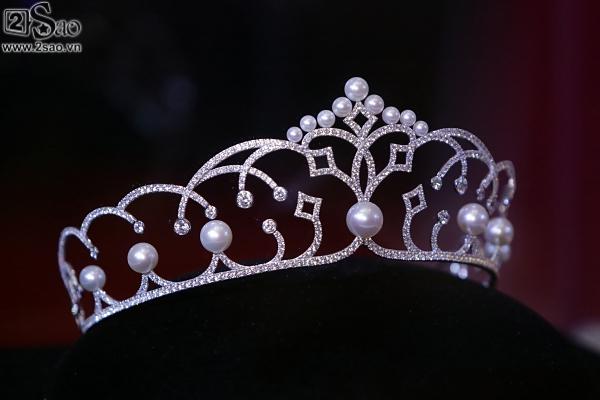 Không chỉ Hoa hậu, Á hậu Hoàn vũ Việt Nam 2017 cũng được trao vương miện tiền tỷ-1