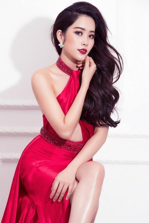 Nam Em chặt đẹp ứng viên Hoa hậu Hoàn vũ Mâu Thủy khi diện lại thiết kế cắt xẻ bạo tay-3