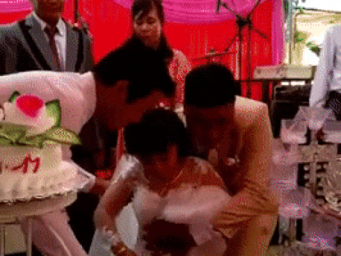 Đám cưới của chú rể 1m76 và cô dâu cao chưa tới 1 mét ở Đồng Nai gây xôn xao