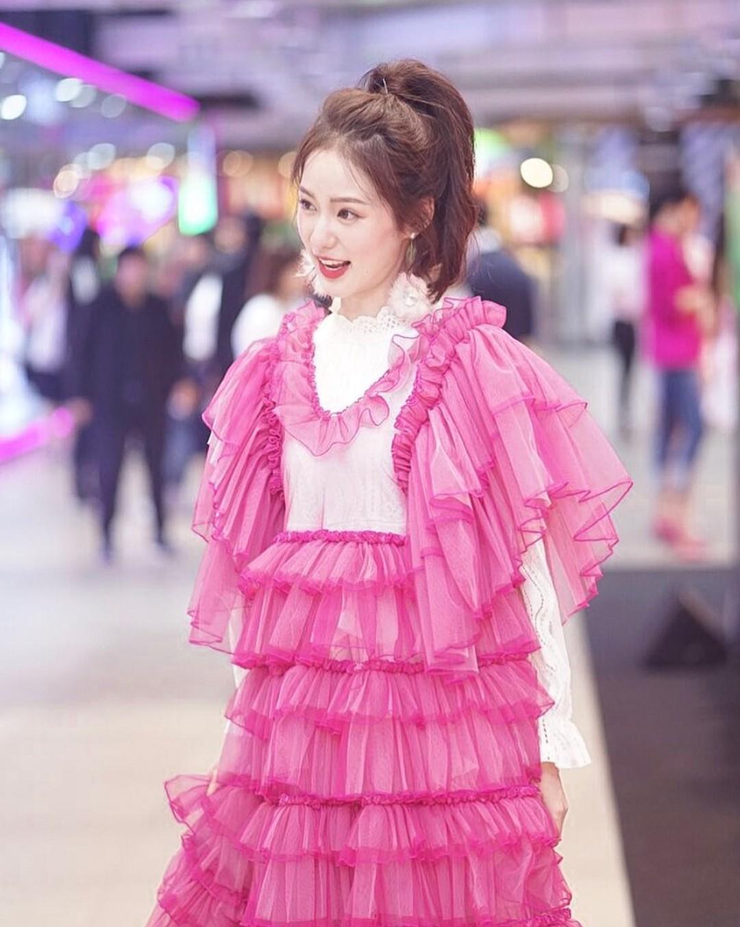 Hot girl Pimtha bỗng nhiên trở thành thảm họa trong bộ cánh tông hồng sến rện-4