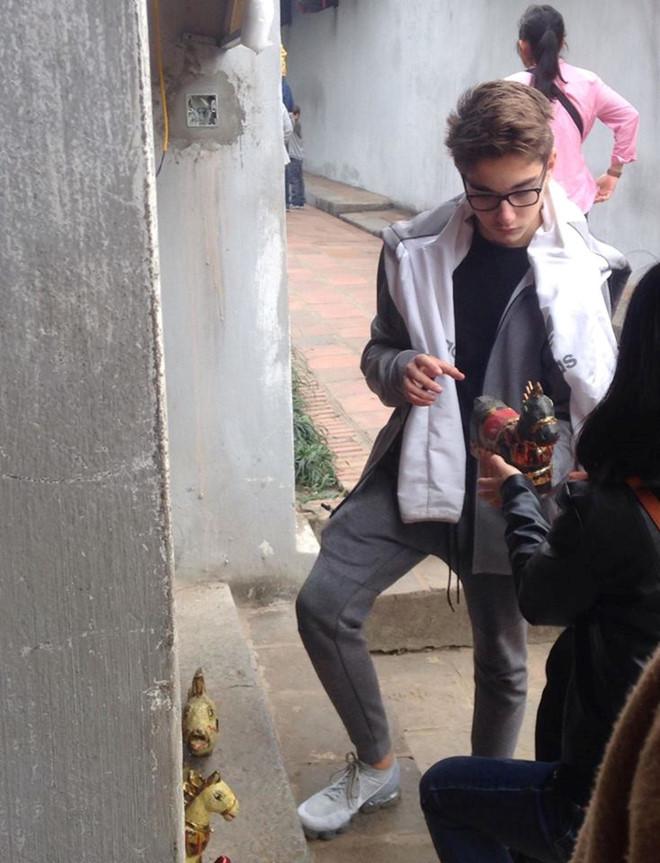 MC ngoại quốc trên VTV khiến các cô gái lùng sục thông tin vì quá điển trai-6