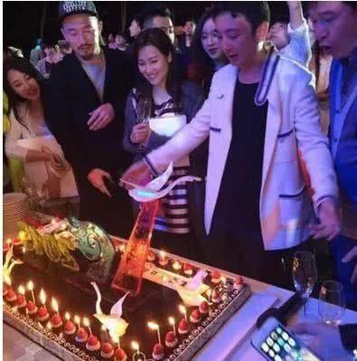 Thiếu gia giàu nhất Trung Quốc ám chỉ Lý Tiểu Lộ chi 50 tỷ đồng hòng dập tin đồn ngoại tình-2