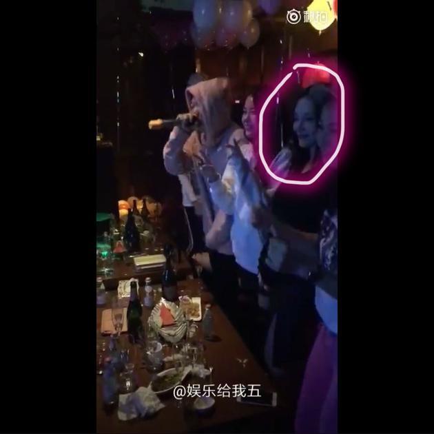 Thiếu gia giàu nhất Trung Quốc ám chỉ Lý Tiểu Lộ chi 50 tỷ đồng hòng dập tin đồn ngoại tình-6