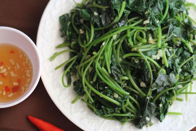 Bữa cơm chiều với món rau lang xào thơm ngon-1