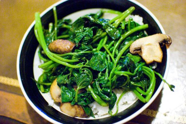 Bữa cơm chiều với món rau lang xào thơm ngon-3