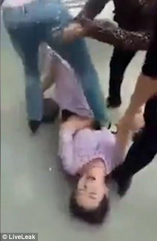 Đánh ghen kinh hoàng, lột sạch tình địch giữa phố-1