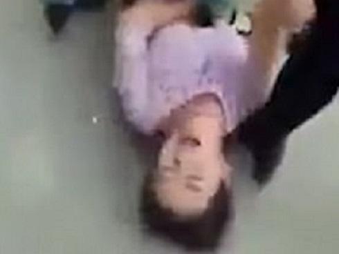 Đánh ghen kinh hoàng, lột sạch tình địch giữa phố